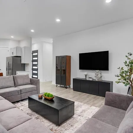 Luxurious Home - Downtown Access - Spacious